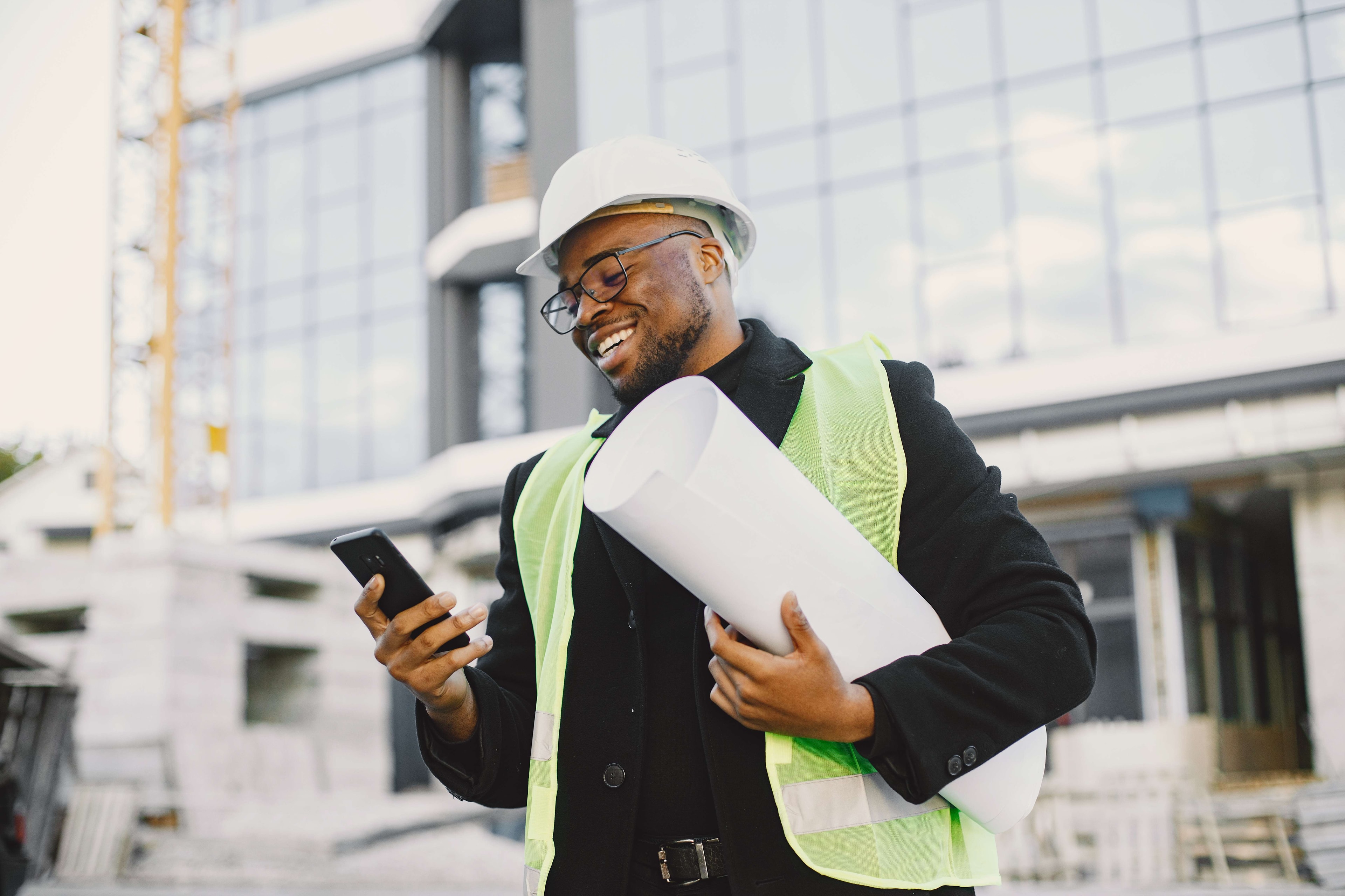 Ingénieur travaillant sur un projet de construction - ARFAN GROUP